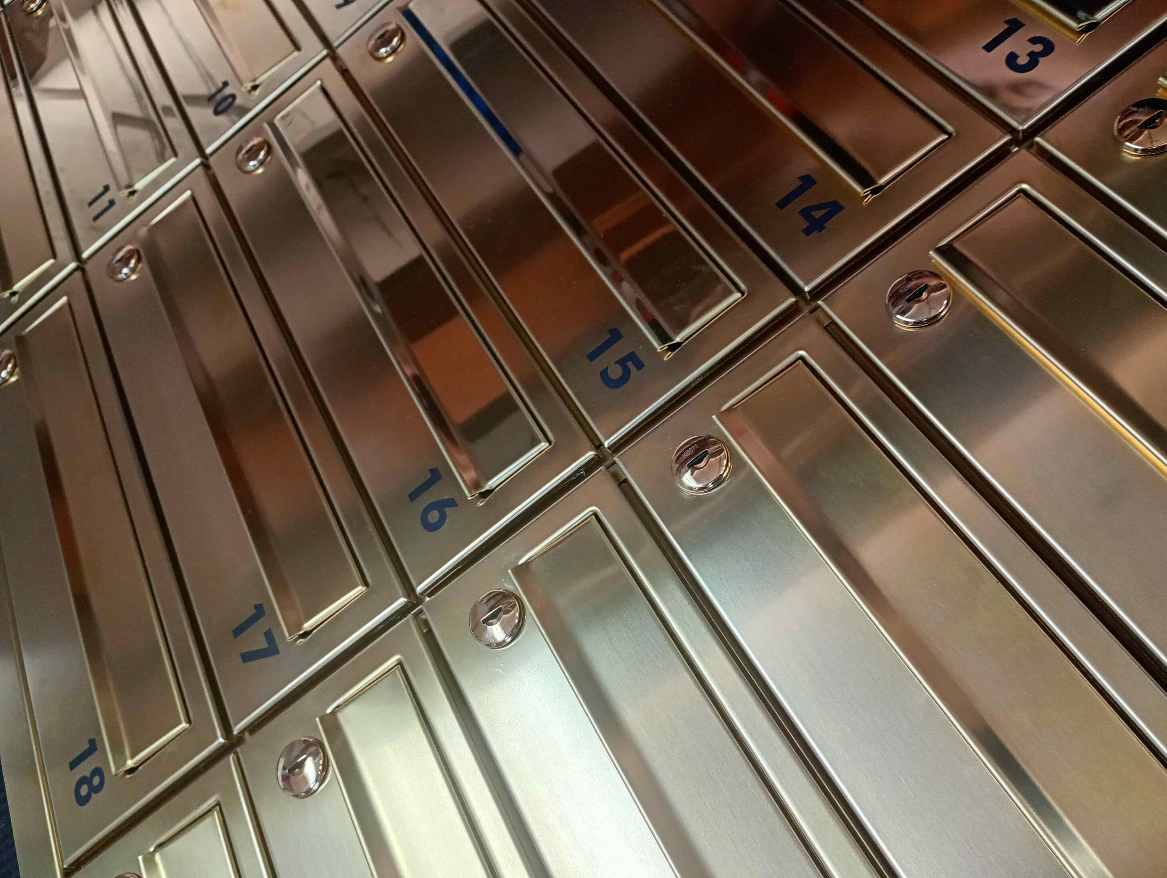 Detal złotych skrzynek na listy INOX w wersji połysk